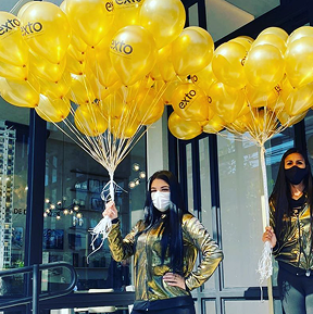 Winn Promoções - Promotora com balões amarelos