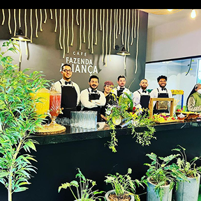 Winn Promoções - Promotora com roupa azul